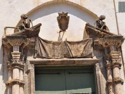 ...sul cui timpano del portone d�ingresso si scorgono inquietanti statue raffiguranti degli scheletri. La struttura � nata infatti nel 1649 con la funzione di cappella funeraria della famiglia Orsini